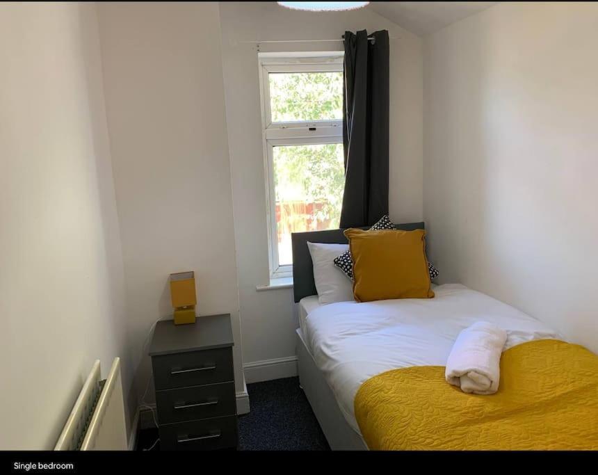 Wv1 Budget Contractor Stays- 5 Beds - Discounts Ok Wolverhampton Ngoại thất bức ảnh
